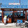 nad zatoką budka w której wykupuje sie rejs na wyspę Spinalonga #Elounda #WyspaSpinalonga #Kreta #morze #ZatokaMirambellou #lodzie #statki #fala