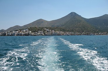 mała łodzią w 20 parę osób ruszamy w stronę wyspy, rejs trwa ok 20 minut #Elounda #WyspaSpinalonga #Kreta #morze #ZatokaMirambellou #lodzie #statki #fala