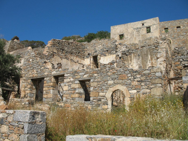 ruiny domostw wyspa Spinalonga #Elounda #WyspaSpinalonga #Kreta #morze #ZatokaMirambellou #lodzie #statki #fala