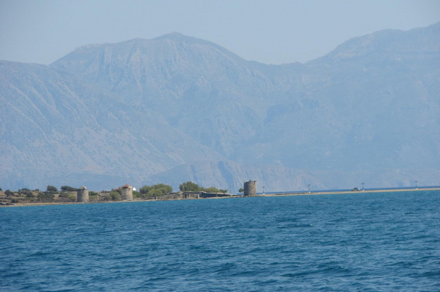 podziwiamy z łodzi brzeg wyspy Kret koło zatoki w Elounda, widać stare wiatraki. #Elounda #WyspaSpinalonga #Kreta #morze #ZatokaMirambellou #lodzie #statki #fala