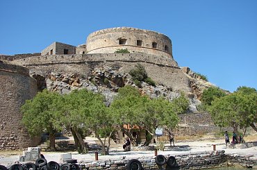dopływamy do wyspy Spinalonga - Kreta #Elounda #WyspaSpinalonga #Kreta #morze #ZatokaMirambellou #lodzie #statki #fala #zwiedzanie