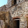 ostatnie budynki opustoszały w 1957 r. - Spinalonga wyspa trędowatych Kreta #Elounda #WyspaSpinalonga #Kreta #morze #ZatokaMirambellou #lodzie #statki #fala