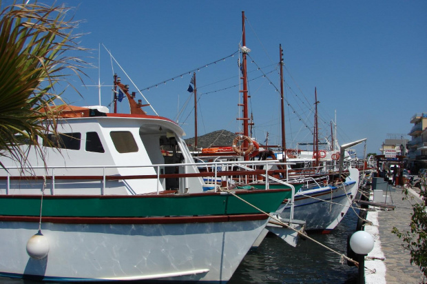 Elounda w zatoce czekają na turystów łodzie #Elounda #WyspaSpinalonga #Kreta #morze #ZatokaMirambellou #lodzie #statki #fala