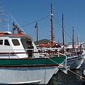 Elounda w zatoce czekają na turystów łodzie #Elounda #WyspaSpinalonga #Kreta #morze #ZatokaMirambellou #lodzie #statki #fala