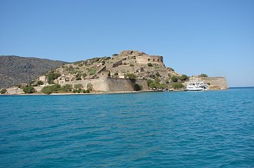 wyspa Spinalonga widziana z łodzi #Elounda #WyspaSpinalonga #Kreta #morze #ZatokaMirambellou #lodzie #statki #fala
