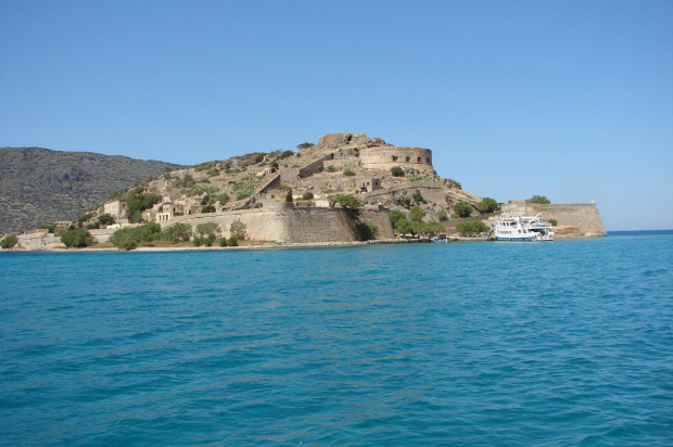 wyspa Spinalonga widziana z łodzi #Elounda #WyspaSpinalonga #Kreta #morze #ZatokaMirambellou #lodzie #statki #fala