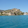 wyspa Spinalonga widziana z łodzi #Elounda #WyspaSpinalonga #Kreta #morze #ZatokaMirambellou #lodzie #statki #fala