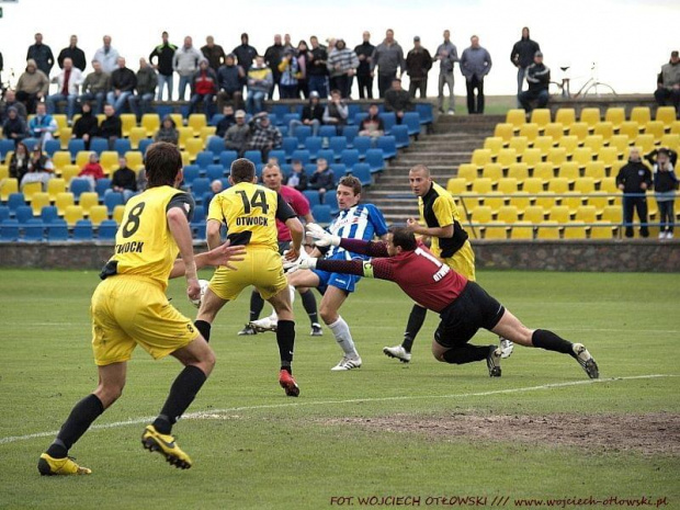 zamieszanie pod bramką Startu; Wigry Suwałki - Start Otwock 0:0, mecz II ligi piłkarskiej - 3 października 2010 #WigrySuwałki #StartOtwock #mecz #IILiga #PiłkaNożna