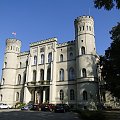 Zamek w Rokosowie - zbudowany w połowie XIX wieku
w stylu gotyku romantycznego według projektu architekta Friedricha Stüllera dla hr. Józefa Mycielskiego. Później, przez kilka pokoleń, był rezydencją ks. Czartoryskich. Obecnie Ośrodek Integracji Europe...