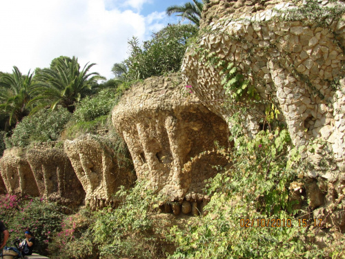 Osiedle zaprojektowane przez Gaudiego, niedokończone,
obecnie znajduje się tam park.