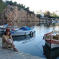 jezioro Voulismeni w centrum Agios Nikolaos nad zatoką Mirambellou na Krecie #Kreta #wyspa #morze #zatoka #Mirambellou #jezioro #SlodkieVoulismeni #kaczki #ocean #wakacje #kolory #odbicia #jachty