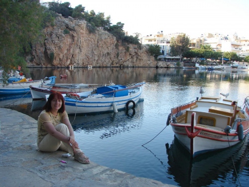 jezioro Voulismeni w centrum Agios Nikolaos nad zatoką Mirambellou na Krecie #Kreta #wyspa #morze #zatoka #Mirambellou #jezioro #SlodkieVoulismeni #kaczki #ocean #wakacje #kolory #odbicia #jachty