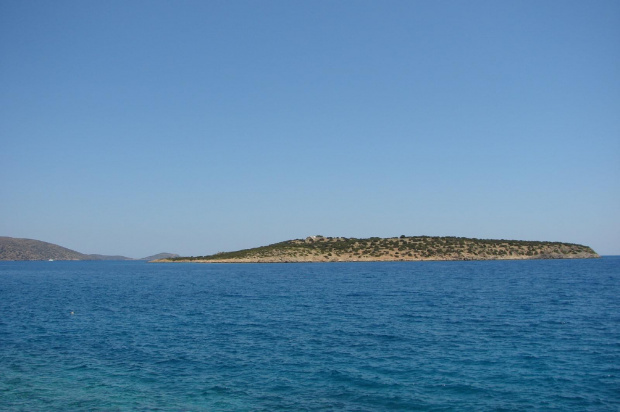 wysepka na przeciwko Agios Nikolaos nad zatoką Mirambellou na Krecie #Kreta #wyspa #morze #zatoka #Mirambellou #jezioro #slodkie #Voulismeni #kaczki #ocean #wakacje #kolory #odbicia #jachty