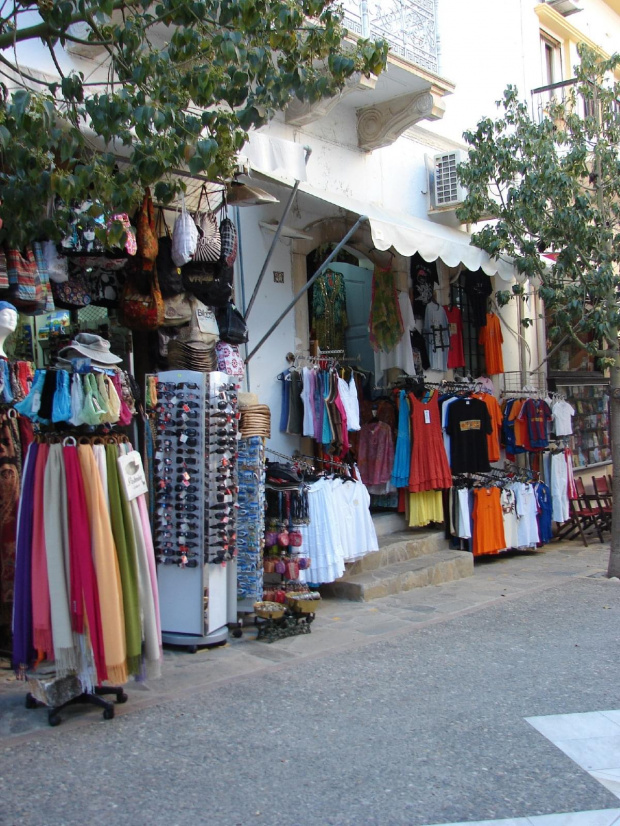 sklepiki z modną odzieżą w Agios Nikolaos nad zatoką Mirambellou na Krecie #Kreta #wyspa #morze #zatoka #Mirambellou #jezioro #slodkie #Voulismeni #kaczki #ocean #wakacje #kolory #odbicia #jachty