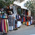 sklepiki z modną odzieżą w Agios Nikolaos nad zatoką Mirambellou na Krecie #Kreta #wyspa #morze #zatoka #Mirambellou #jezioro #slodkie #Voulismeni #kaczki #ocean #wakacje #kolory #odbicia #jachty