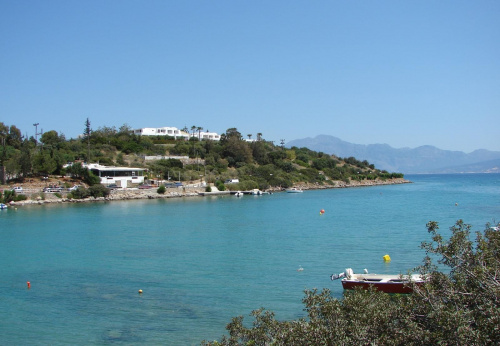 port Agios Nikolaos nad zatoką Mirambellou na Krecie #Kreta #wyspa #morze #zatoka #Mirambellou #jezioro #slodkie #Voulismeni #kaczki #ocean #wakacje #kolory #odbicia #jachty