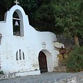 kapliczka nad jeziorem w Agios Nikolaos nad zatoką Mirambellou na Krecie #Kreta #wyspa #morze #zatoka #Mirambellou #jezioro #slodkie #Voulismeni #kaczki #ocean #wakacje #kolory #odbicia #jachty
