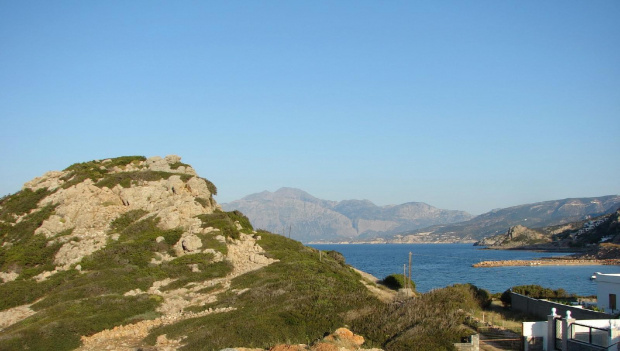 droga do portu w Agios Nikolaos nad zatoką Mirambellou na Krecie #Kreta #wyspa #morze #zatoka #Mirambellou #jezioro #slodkie #Voulismeni #kaczki #ocean #wakacje #kolory #odbicia #jachty