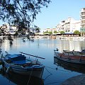 jezioro Voulismeni w Agios Nikolaos nad zatoką Mirambellou na Krecie #Kreta #wyspa #morze #zatoka #Mirambellou #jezioro #slodkie #Voulismeni #kaczki #ocean #wakacje #kolory #odbicia #jachty