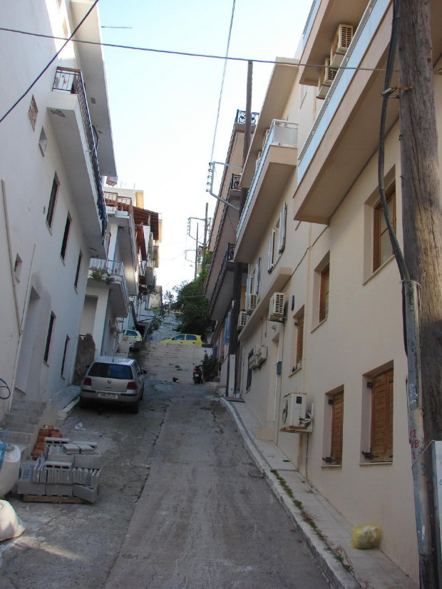 bardzo strome ulice nie tylko w Agios Nikolaos nad zatoką Mirambellou na Krecie #Kreta #wyspa #morze #zatoka #Mirambellou #jezioro #slodkie #Voulismeni #kaczki #ocean #wakacje #kolory #odbicia #jachty