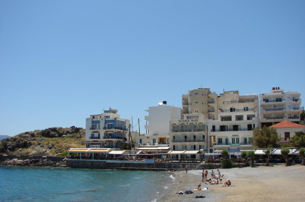 maleńkie plaże w Agios Nikolaos nad zatoką Mirambellou na Krecie #Kreta #wyspa #morze #zatoka #Mirambellou #jezioro #slodkie #Voulismeni #kaczki #ocean #wakacje #kolory #odbicia #jachty