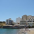 maleńkie plaże w Agios Nikolaos nad zatoką Mirambellou na Krecie #Kreta #wyspa #morze #zatoka #Mirambellou #jezioro #slodkie #Voulismeni #kaczki #ocean #wakacje #kolory #odbicia #jachty