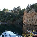 jezioro Voulismeni w Agios Nikolaos nad zatoką Mirambellou na Krecie #Kreta #wyspa #morze #zatoka #Mirambellou #jezioro #slodkie #Voulismeni #kaczki #ocean #wakacje #kolory #odbicia #jachty