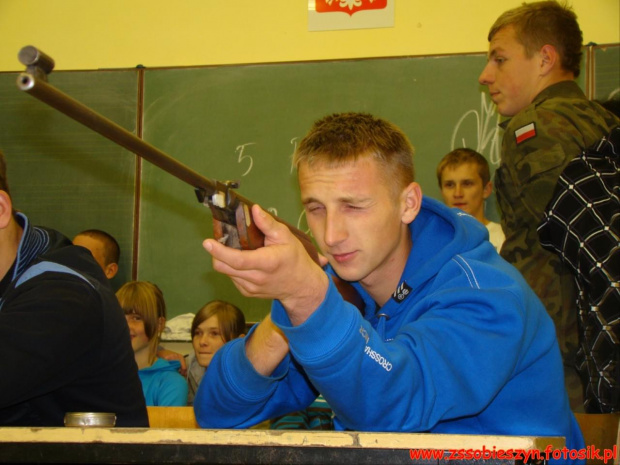 Od wiatrówek rozpoczęli swoją strzelecką przygodę uczniowie klasy pierwszej LO w Sobieszynie funkcjonującej pod patronatem WSOSP w Dęblinie #Sobieszyn #Brzozowa #KlasaWojskowa