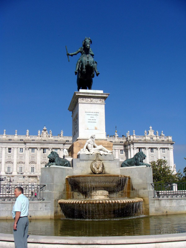 Madryt-Hiszpania- Plaza del Oriente - konny posąg Filipa IV w tle zAMEK kRÓLEWSKI #MADRYT #MIASTA #POMNIKI