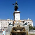 Madryt-Hiszpania- Plaza del Oriente - konny posąg Filipa IV w tle zAMEK kRÓLEWSKI #MADRYT #MIASTA #POMNIKI