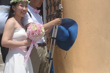 Santorini stała się modna dla nowożeńców, nie ma co sie dziwić w tych pastelowych barwach miłość ma prawo kwitnąć - Oia Santorini #Kreta #wyspa #Santorini #wyprawa #natura #mozre #ocean #zatoka #port #domy #biale #kolory #romantycznie