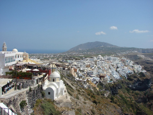 Thira w całej okazałości na Santorini #Kreta #wyspa #Santorini #wyprawa #natura #mozre #ocean #zatoka #port #domy #biale #kolory #romantycznie