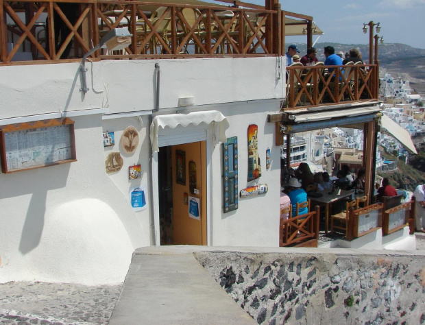 Thira stolica Santorini #Kreta #wyspa #Santorini #wyprawa #natura #mozre #ocean #zatoka #port #domy #biale #kolory #romantycznie