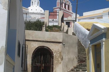 niezliczona ilość schodków i schodów w miastach Santorini #Kreta #wyspa #Santorini #wyprawa #natura #mozre #ocean #zatoka #port #domy #biale #kolory #romantycznie