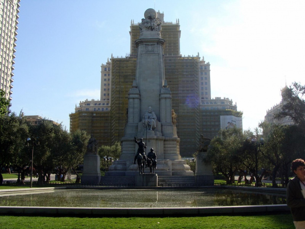 Madryt-Hiszpania- Plaza de Espana - pomnik Miguela Cervantesa w tle budynek Edificio de Espada #madryt #miasta #pomniki