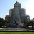 Madryt-Hiszpania- Plaza de Espana - pomnik Miguela Cervantesa w tle budynek Edificio de Espada #madryt #miasta #pomniki