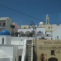 dojeżdżamy do miasta Oia Santorini #Kreta #wyspa #Santorini #wyprawa #natura #mozre #ocean #zatoka #port #domy #biale #kolory #romantycznie