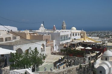 miasto Oia na Santorini #Kreta #wyspa #Santorini #wyprawa #natura #mozre #ocean #zatoka #port #domy #biale #kolory #romantycznie
