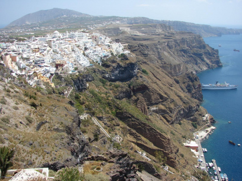 panorama Thira stolicy Santorini #Kreta #wyspa #Santorini #wyprawa #natura #mozre #ocean #zatoka #port #domy #biale #kolory #romantycznie