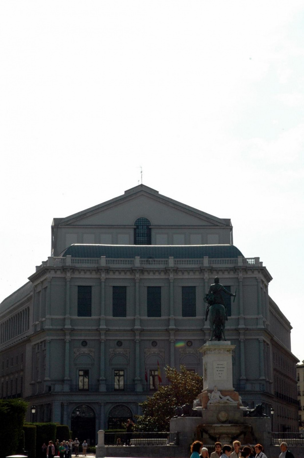 Madryt-Hiszpania- Plaza del Oriente - konny posąg Filipa IV w tle budynek opery #MADRYT #MIASTA #POMNIKI