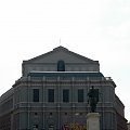 Madryt-Hiszpania- Plaza del Oriente - konny posąg Filipa IV w tle budynek opery #MADRYT #MIASTA #POMNIKI
