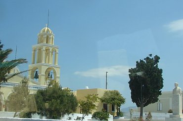 dojeżdżamy do stolicy Santorini Thira #Kreta #wyspa #Santorini #wyprawa #natura #mozre #ocean #zatoka #port #domy #biale #kolory #romantycznie