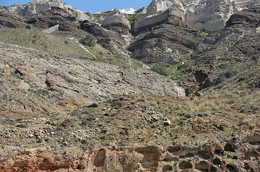 jadąc autokarem krętą drogą wspaniale widać wapienne skały wyspy Santorini #Kreta #wyspa #Santorini #wyprawa #natura #mozre #ocean #zatoka #port #domy #biale #kolory #romantycznie