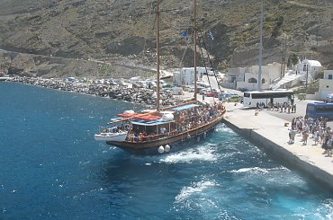 naszym olbrzymem przybijamy do brzegu wyspy Santorini #Kreta #Santorini #morze #Thira #Oia #ocean