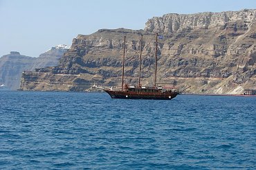 zatoka wyspy Santorini #Kreta #wyspa #Santorini #wyprawa #natura #mozre #ocean #zatoka #port #domy #biale #kolory #romantycznie