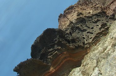 struktura i rodzaj skał z jakich zbudowana jest wyspa Santorini jest niesamowita #Kreta #wyspa #Santorini #wyprawa #natura #mozre #ocean #zatoka #port #domy #biale #kolory #romantycznie