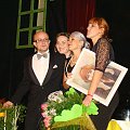 Tuż po spektaklu "Hanka, Rita, Coco" w Sandomierzu. Pierwsza z prawej - Judyta Nowak z portretem od babci Jadzi Kotlarz #Ludzie