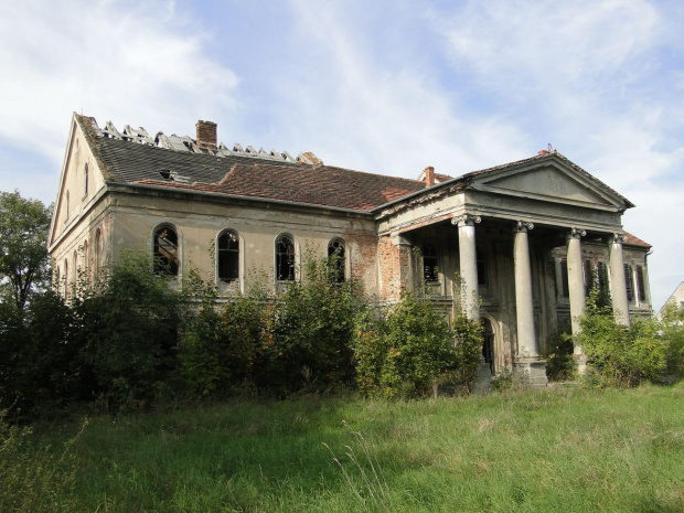 Kromolice - okazały dwór zbudowany w 1860 roku dla Stanisława Modlibowskiego .