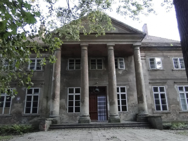 Mchy - klasycystyczny pałac z końca XVIII wieku zbudowany dla podstolego gnieźnieńskiego Sebastiana Bieńkowskiego prawdopodobnie wg jego projektu nawiązującego do pałacu w Siernikach.