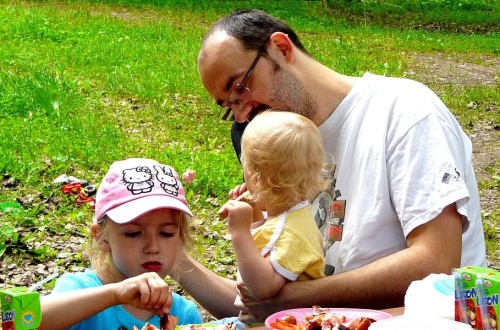 Piknik z grilowaniem, tata z dziećmi. #rodzina